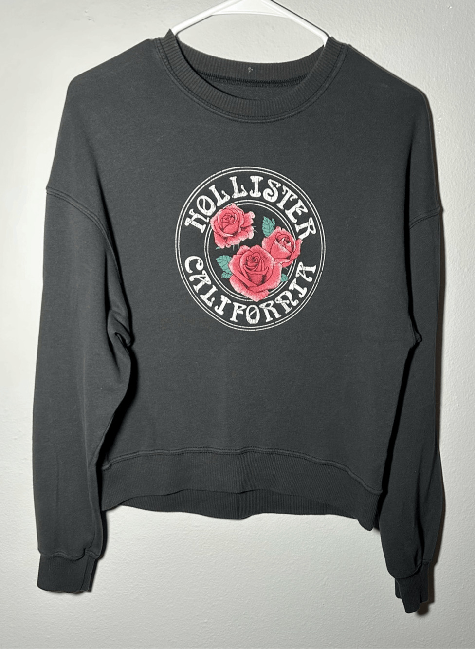 Hollister Women’s Red Rose Crewneck Black Sweatshirt Sz XS